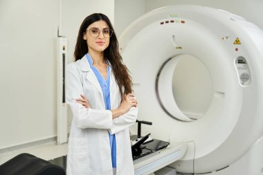 Laboratuvar önlüklü kadın doktor radyoloji bölümünde hasta bakımını garanti ediyor..