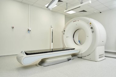 El değmemiş bir hastane odasında hasta teşhisi için hazır son model bir MRI makinesi sergileniyor..