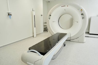 Hasta teşhisi için hazır MRI makinesi olan parlak ve geniş bir hastane alanı..
