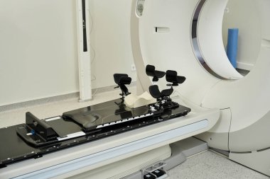 Kullanılmayı bekleyen temiz ve profesyonel bir tıbbi ortamda MRI makinesi.