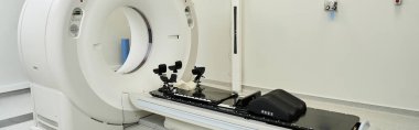 Gelişmiş MRI cihazı, hasta bakımı ve afiş için modern bir sağlık tesisinde teşhis için hazır.