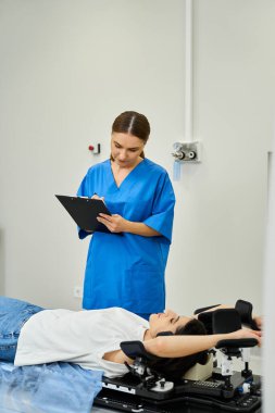 Modern bir hastanede, kadın bir doktor MRI makinesinin yanında durur, hastanın rahatını ve bakımını sağlar..