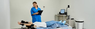Laboratuvar önlüklü bir doktor, MRI taramasından önce hastaya rehberlik eder. Rahatlık ve bakım sağlar..