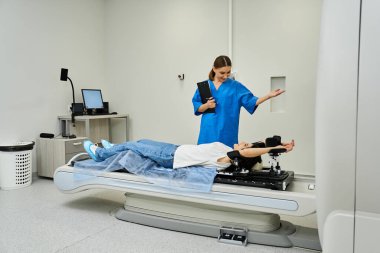 Bir doktor, modern bir hastane ortamında hastanın MRI taramasına hazırlanmasına yardım ediyor..