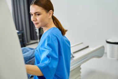 Kendini adamış bir kadın doktor, şık bir hastane ortamında MRI taramasından geçen bir hastayı denetliyor..