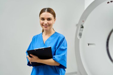 Çekici doktor hastane ortamında MRI cihazlarıyla teşhis çalışması yapıyor..