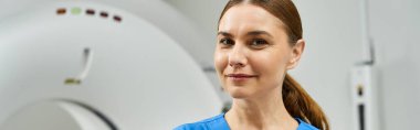 Laboratuvar önlüklü kendine güvenen doktor MRI makinesini çalıştırıyor, modern hastanedeki hastalara öncelik veriyor..