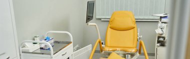 Kadın sağlık hizmetleri için gelişmiş muayene koltukları olan parlak, temiz bir jinekoloji kliniği..