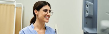 Kendini işine adamış jinekolog teşhis teknolojisiyle uğraşırken uzman bakımı sağlıyor..