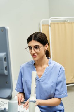 Yetenekli bir jinekolog modern bir klinikte kadın sağlığı teşhisi için gelişmiş ekipman kullanır..