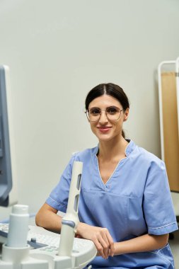 Laboratuvar önlüğü giyen yetenekli bir jinekolog çağdaş bir klinikte danışmanlık ve bakım hizmeti sunar..