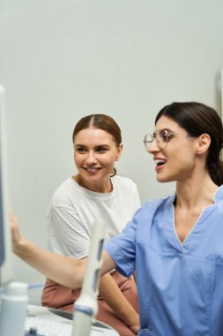 Bir jinekolog, modern bir klinikte sağlık kontrolü sırasında kadın bir hastayla çalışır..