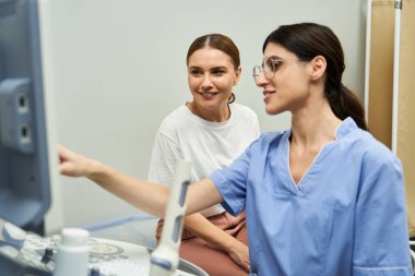 Yetenekli bir jinekolog, iyi donanımlı bir klinikte bir hastaya sağlık kontrolü yapar..