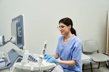 Laboratuvar önlüklü bir jinekolog modern bir kadın sağlık kliniğinde teşhis koyuyor..