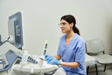 Yetenekli bir jinekolog, bir klinikteki kadın sağlığı verilerini özenle analiz eder..