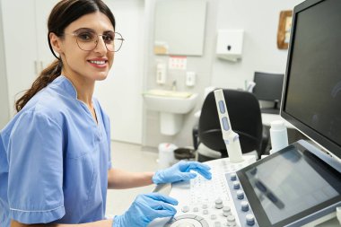 İyi donanımlı bir klinikte aktif olarak kadın sağlığı kontrolü yapan kendini işine adamış bir profesyonel..