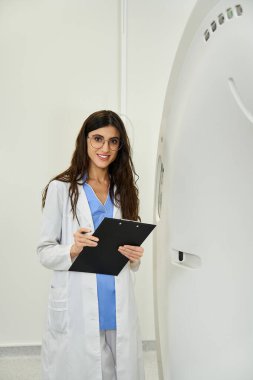 Laboratuvar önlüklü kendine güvenen bir kadın doktor hastane ortamında MRI testlerini değerlendiriyor..