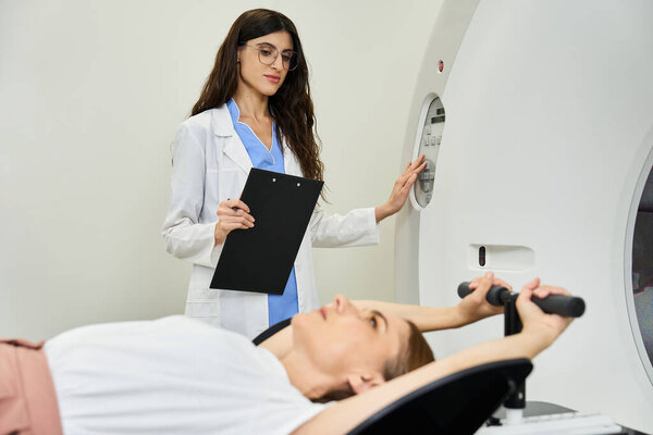 Врач в лабораторном халате помогает пациенту во время МРТ, обеспечивая комфорт и точность диагностики.