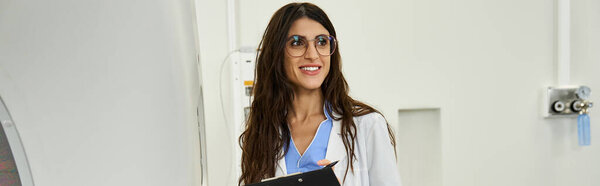 Уверенный в себе врач в лабораторном халате взаимодействует с пациентами, обеспечивая точность диагностики МРТ.