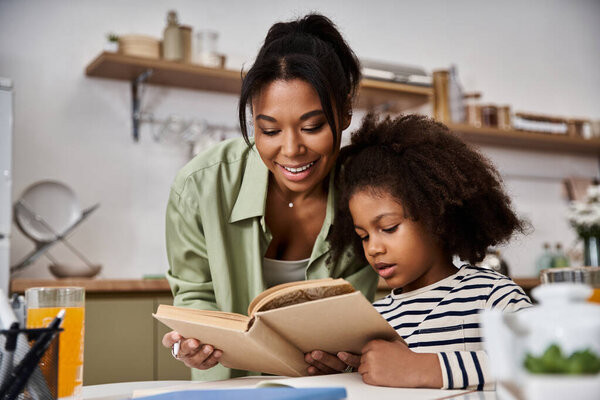 Мать и дочь делятся восхитительным опытом чтения, наслаждаясь компанией друг друга..