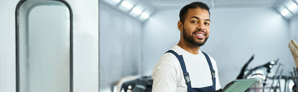 Профессиональный механик участвует в своей работе, демонстрируя уверенность и опыт в мастерской.