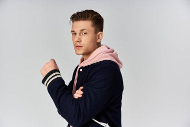 Kendine güvenen genç adam şık kıyafetini ve azmini sergiliyor..