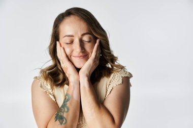 Vitiligo 'lu genç bir kadın yüzüne dokunarak neşe, kendine güven ve güzellik saçar..