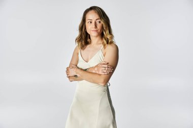 Vitiligo 'su olan genç bir kadın zarif bir şekilde şık bir stüdyoda duruyor ve güzelliğini gösteriyor..