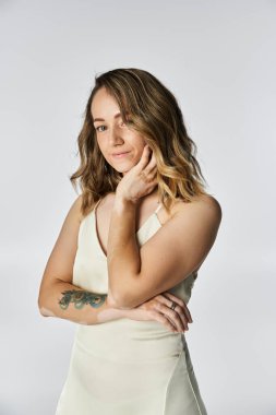 Vitiligo 'su olan genç bir kadın nazikçe gülümsüyor, benzersiz özelliklerini ve tarzını sergiliyor..