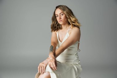 Vitiligo, şık bir kıyafetle poz veren genç bir kadının güzelliğinin altını çiziyor..