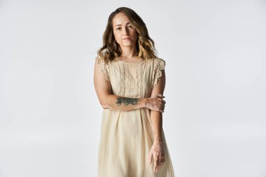 Vitiligo 'su olan genç bir kadın, kendine güvenen bir elbiseyle duruyor ve eşsiz güzelliğini sergiliyor..