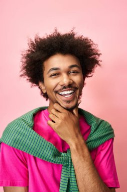 Neşeli bir adam neşesini ve güvenini paylaşıyor. Eşcinsel toplumunda sevgi ve kabulü savunuyor..