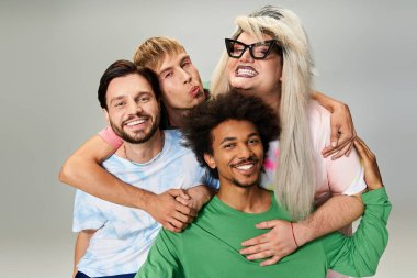 Neşeli bir grup arkadaş canlı kişiliklerini ve gururlarını sergiliyor..