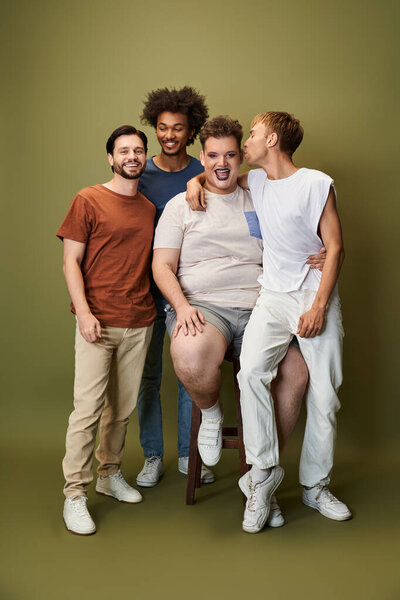 Друзья празднуют радость и гордость в яркой обстановке, обнимая свою индивидуальность вместе.