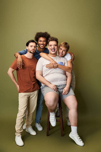 Четыре друга радостно обнимают друг друга, демонстрируют свою подлинную сущность и уверенность.