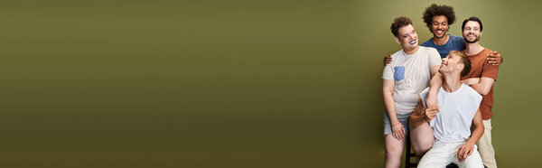 Четыре друга выражают радость и гордость, обнимая вместе свою яркую индивидуальность.