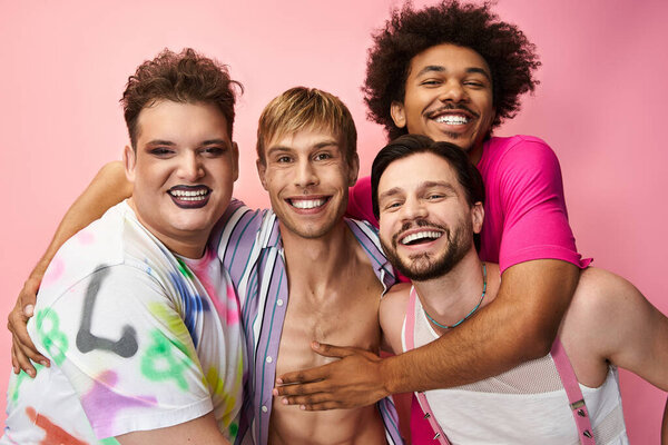 Группа из четырех радостных друзей обнимает друг друга, демонстрируя свой живой дух и гордость..