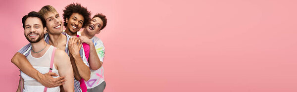 Четверо друзей выражают радость и гордость вместе в оживленном праздновании их идентичности.