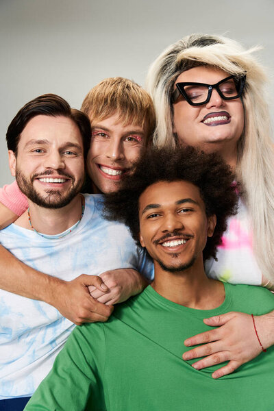 Четыре друга делятся смехом и любовью в уютной обстановке, демонстрируя свой живой дух гордости.