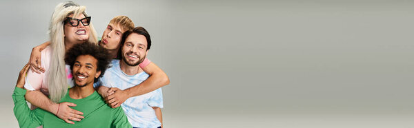 Четверо друзей ярко улыбаются, демонстрируя свои яркие личности и гордость ЛГБТК вместе.