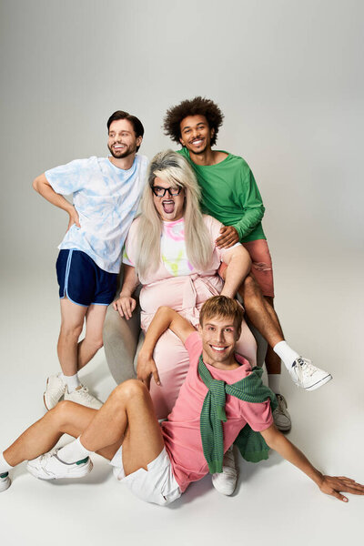 Четыре различных друга выражают свою гордость и радость, позируя в игривых нарядах вместе.