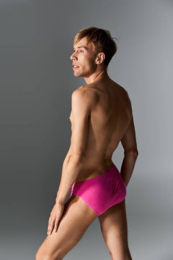 Model kendinden emin bir şekilde mayo giymiş, kendini ifade etme ve vücut pozitifliğini kutluyor..