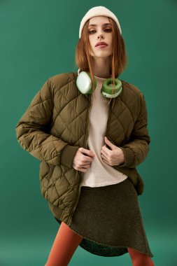 Genç bir kadın moda anlayışını gösteriyor ve iştahsızlıkla mücadele ediyor, farkındalığı arttırıyor..