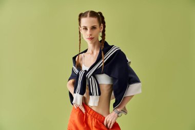 Genç bir kadın kendine güvenerek poz verir, iştahsızlık içindeki yolculuğunu kararlılıkla gösterir..