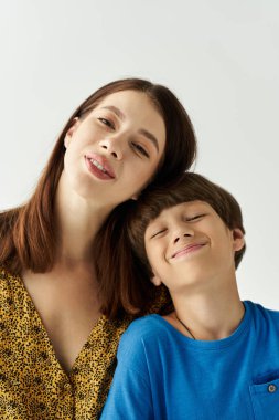Genç anne ve oğlu, güçlü bağlarını ve aile sevgisini gösteren neşeli bir anı paylaşıyorlar..
