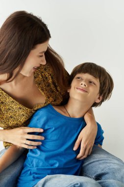 Genç bir anne oğluyla gündelik bir stüdyoda neşe içinde bağ kuruyor..