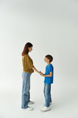 Genç anne ve oğlu temiz ve minimal bir stüdyoda samimi bir sohbete girişiyor..