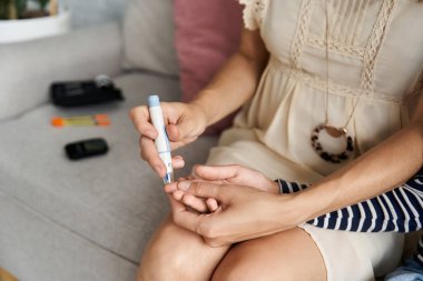 Şefkatli bir anne, çocuğunun sıcak oturma odasındaki şeker seviyesini gözlemler..