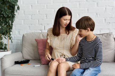 Anne ve oğlu diyabet yönetimi ve insülin kullanımını tartışarak kaliteli zaman geçiriyorlar..