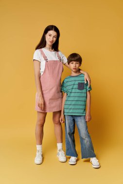 Parlak bir stüdyoda neşeli ifadelerle yakalanan bir anne ve oğlu arasındaki sıradan bir an..